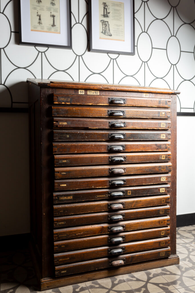 Here the memory of the printing house is reflected in a typography table and its drawers that decorate the walls of the inner entrance to our restaurant 